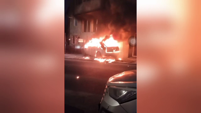 Gest extrem după o ceartă cu soția. Un clujean, în stare gravă la spital după ce și-a incendiat mașina, cu el în interior