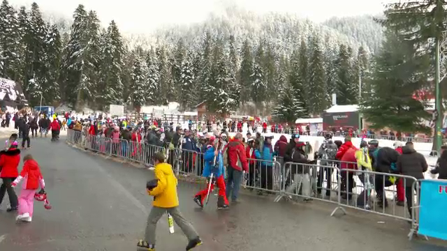 Risc de accidentări pe pârtiile supraaglomerate cu turiști, în Poiană și pe Valea Prahovei. Avertismentul salvamontiștilor