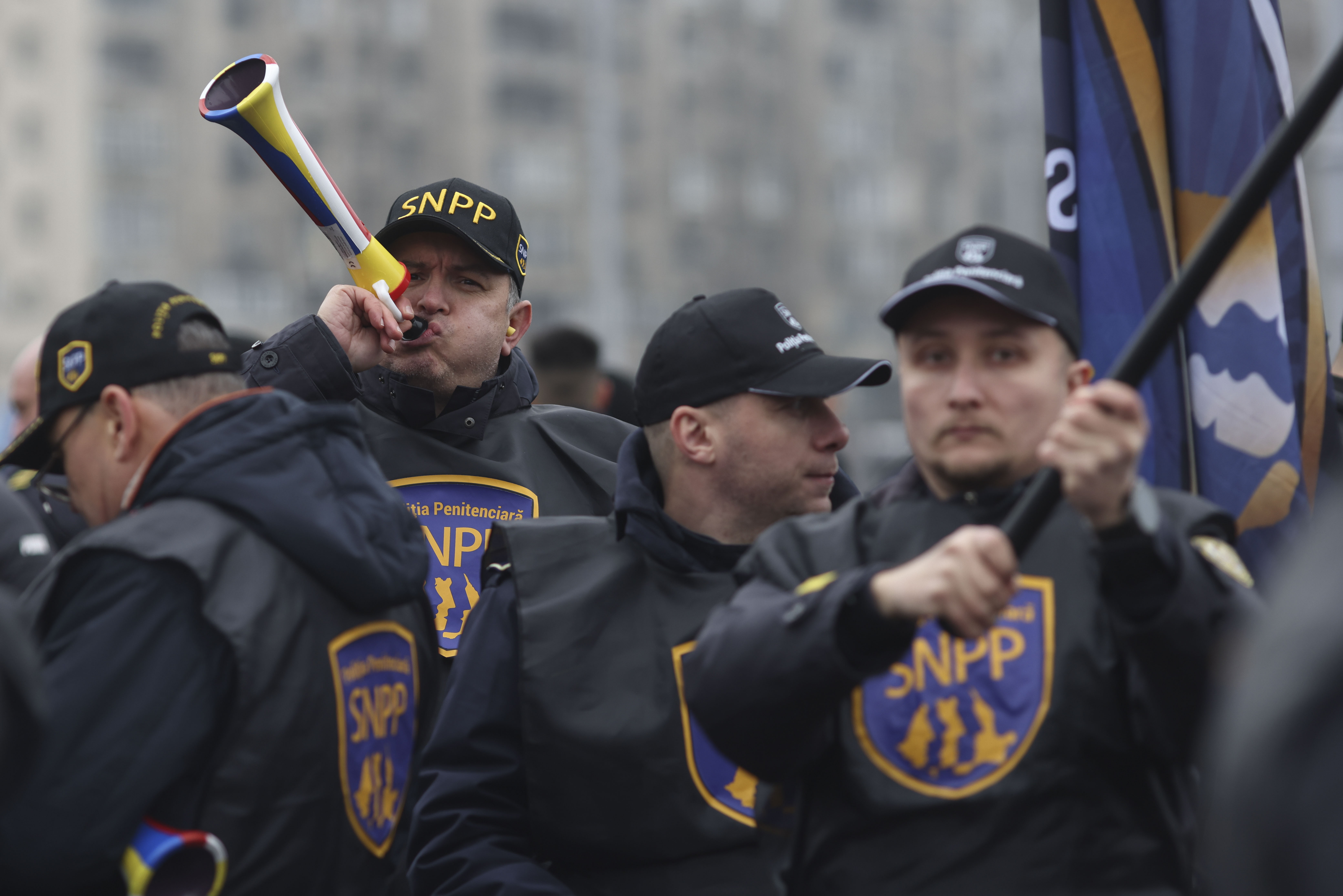 Ședință de Guvern cu protestatari la geam. Câteva sute de bugetari scandează în Piața Victoriei. „E o nouă formă de sclavie”
