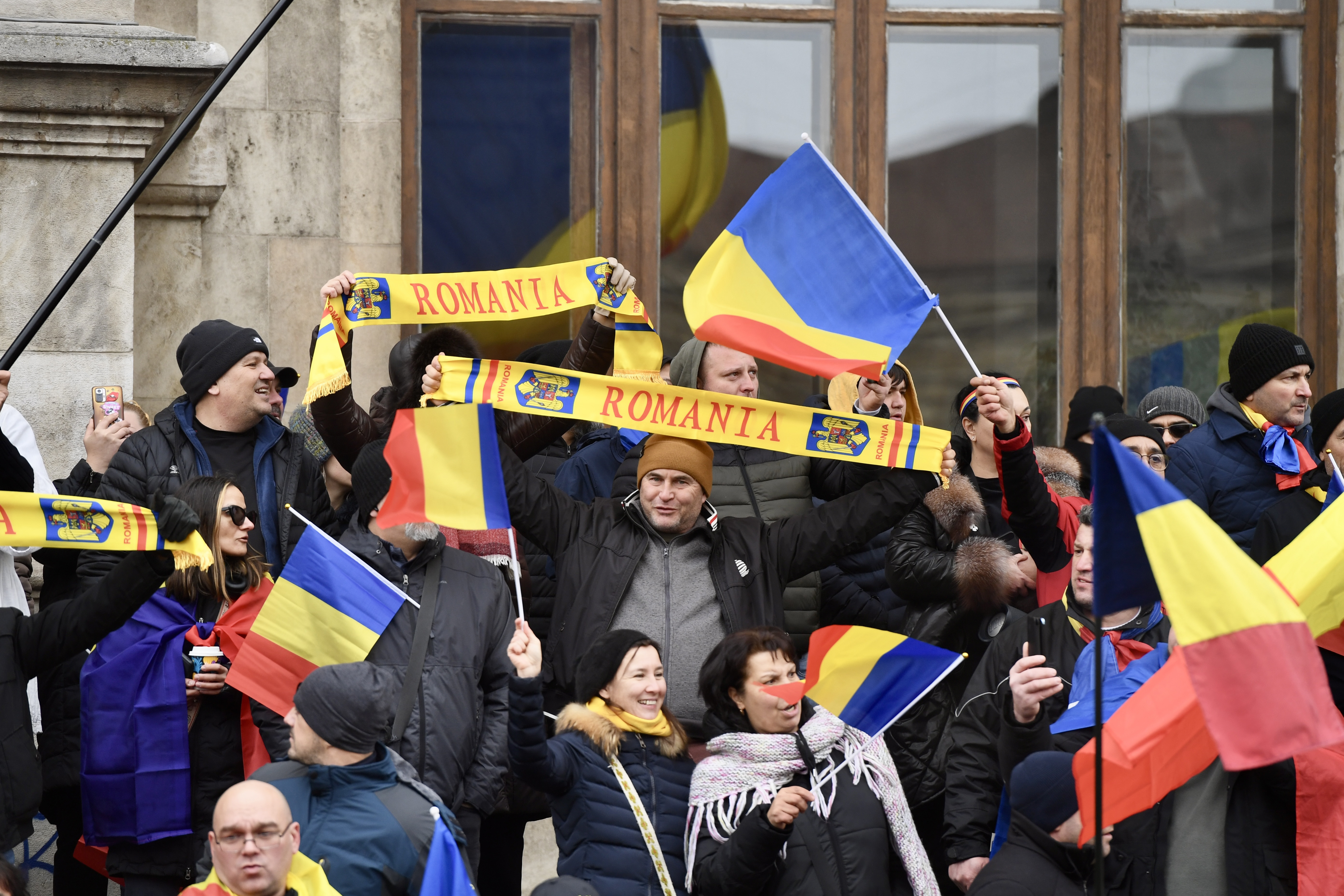 Protest pașnic în fața Curții de Apel București. Ce strigă cei peste o mie de susținători ai lui Călin Georgescu