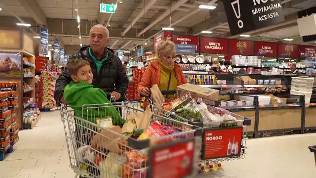 Românii combat excesele de Crăciun cu și mai multe cumpărături pentru Revelion. ”Soția mea sălășluiește prin magazin”