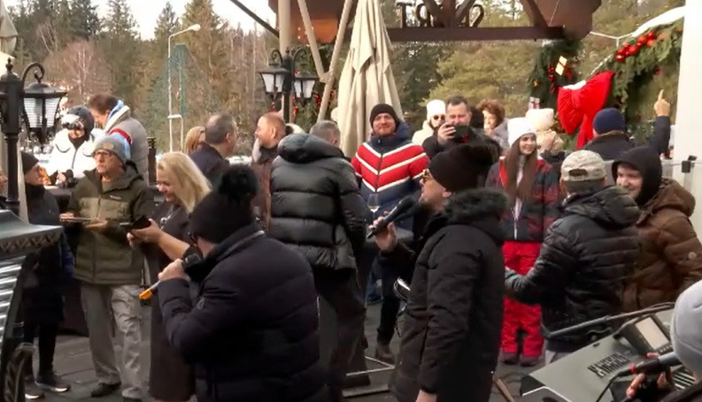 A început distracția de Revelion în Poiana Brașov, unde turiștii nu se mai uită la bani: „Ce mai faci cu mii de lei? Puțin”