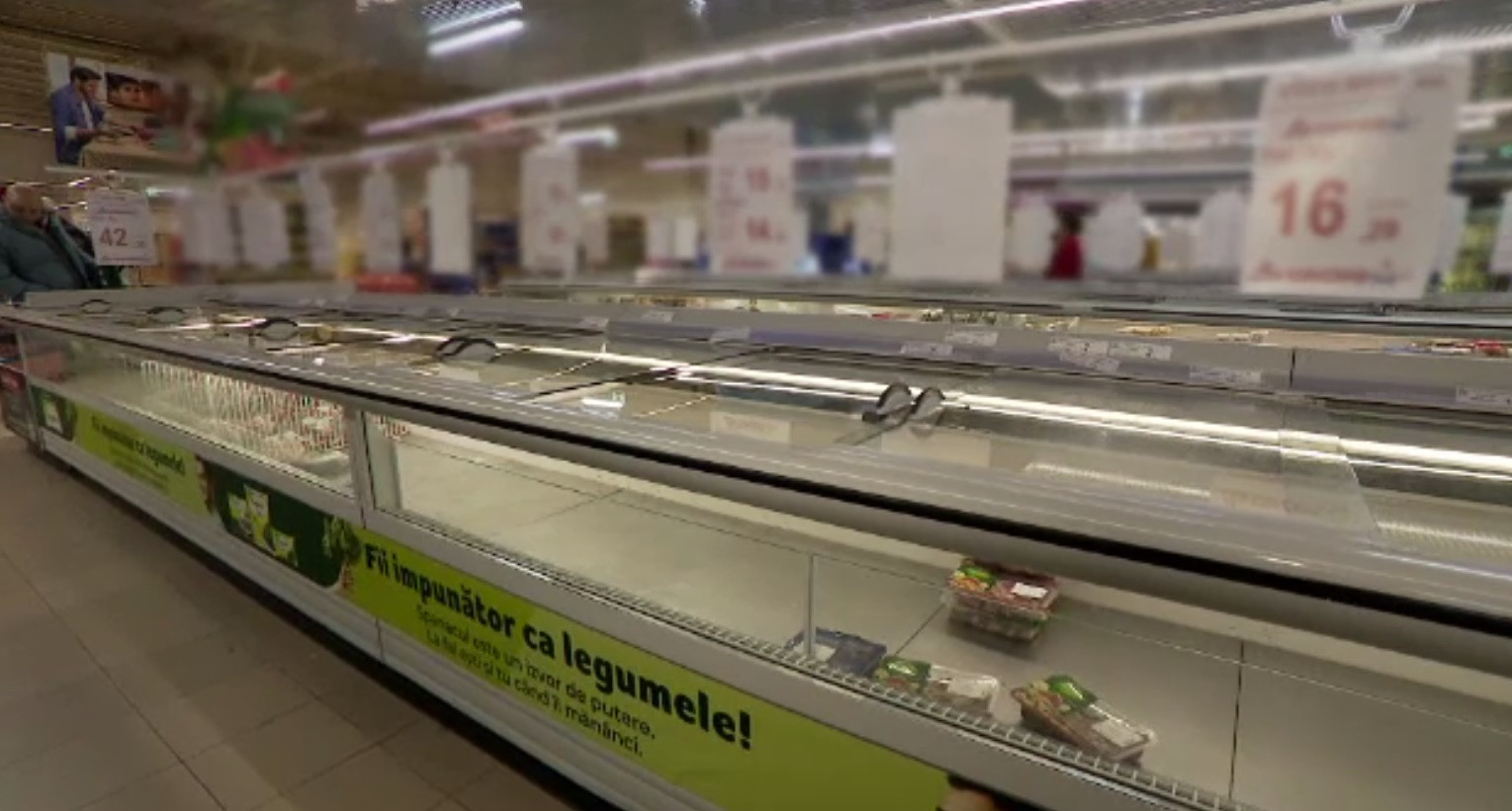 Au golit rafturile ca-n prag de pandemie. La ce produse și-au făcut stocuri românii în așteptarea Anului Nou