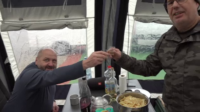 Campingul de lângă Oradea unde s-au strâns rulotele cu petrecăreți pentru Anul Nou. Se bălăcesc în apă termală