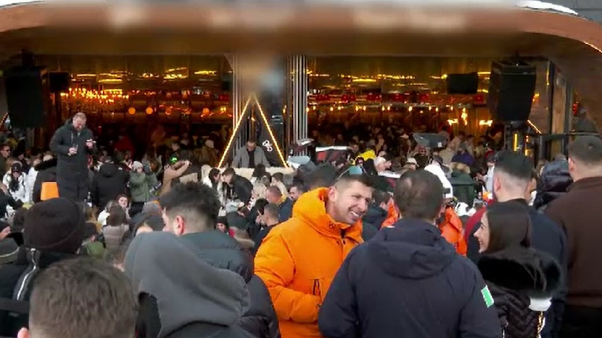 Poiana Brașov a fost luată cu asalt de turiști. Un drum de 13 kilometri a durat mai bine de o oră și jumătate