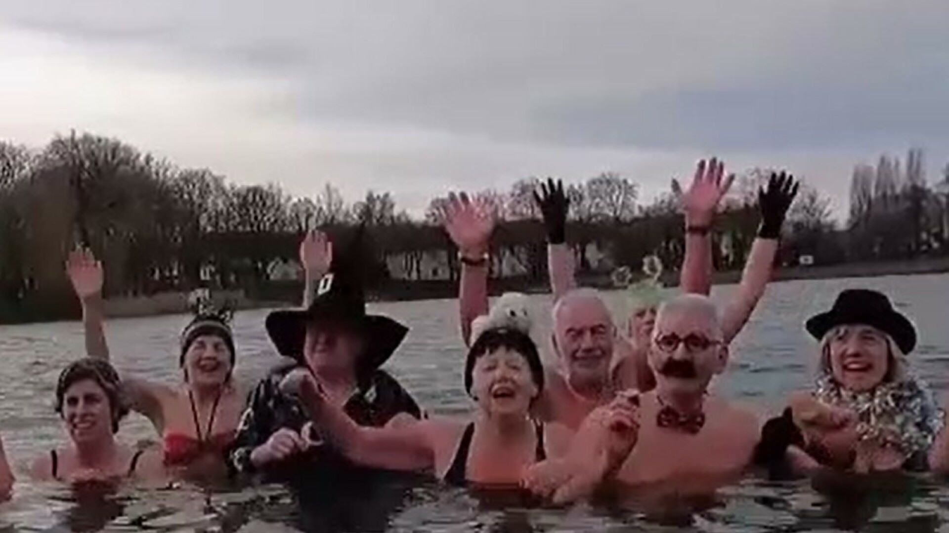 Obicei bizar de 1 ianuarie. Motivul pentru care mulți berlinezi fac baie în apele reci ale unui lac, în prima zi din an