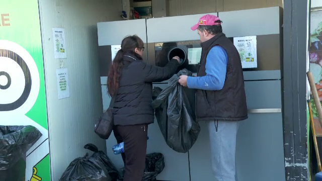 Returnarea sticlelor a devenit un obicei pentru români. Cât a ajuns rata de colectare a ambalajelor