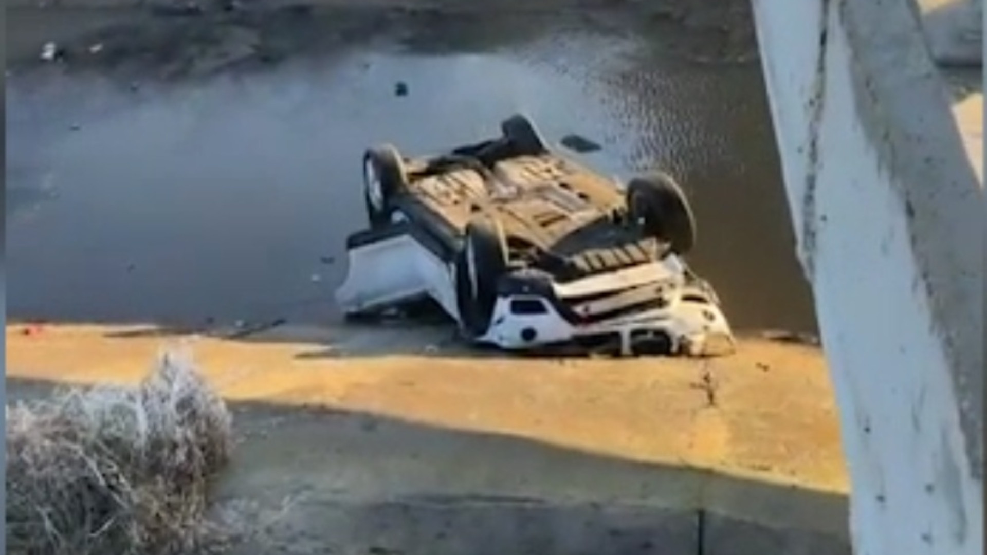 O mașină a lovit un parapet și s-a răsturnat într-un canal de irigații din județul Galați. Cinci persoane au ajuns la spital