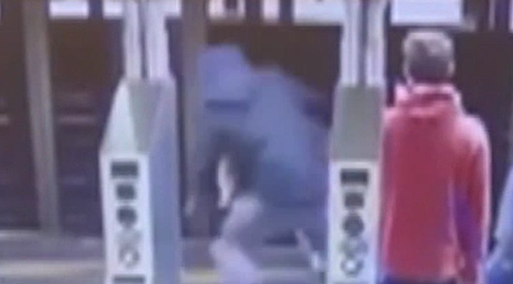 Scene șocante la metroul din New York. Un bărbat a fost împins în fața trenului care intra în stație