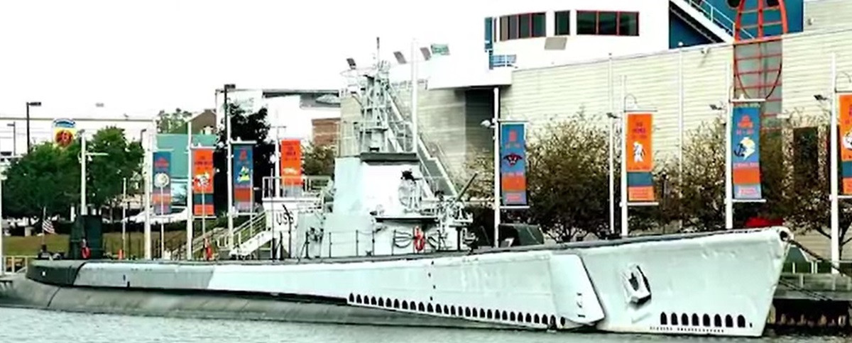 Un submarin american din Al Doilea Război Mondial, transformat în loc pentru odihnă. Cât costă o noapte de cazare