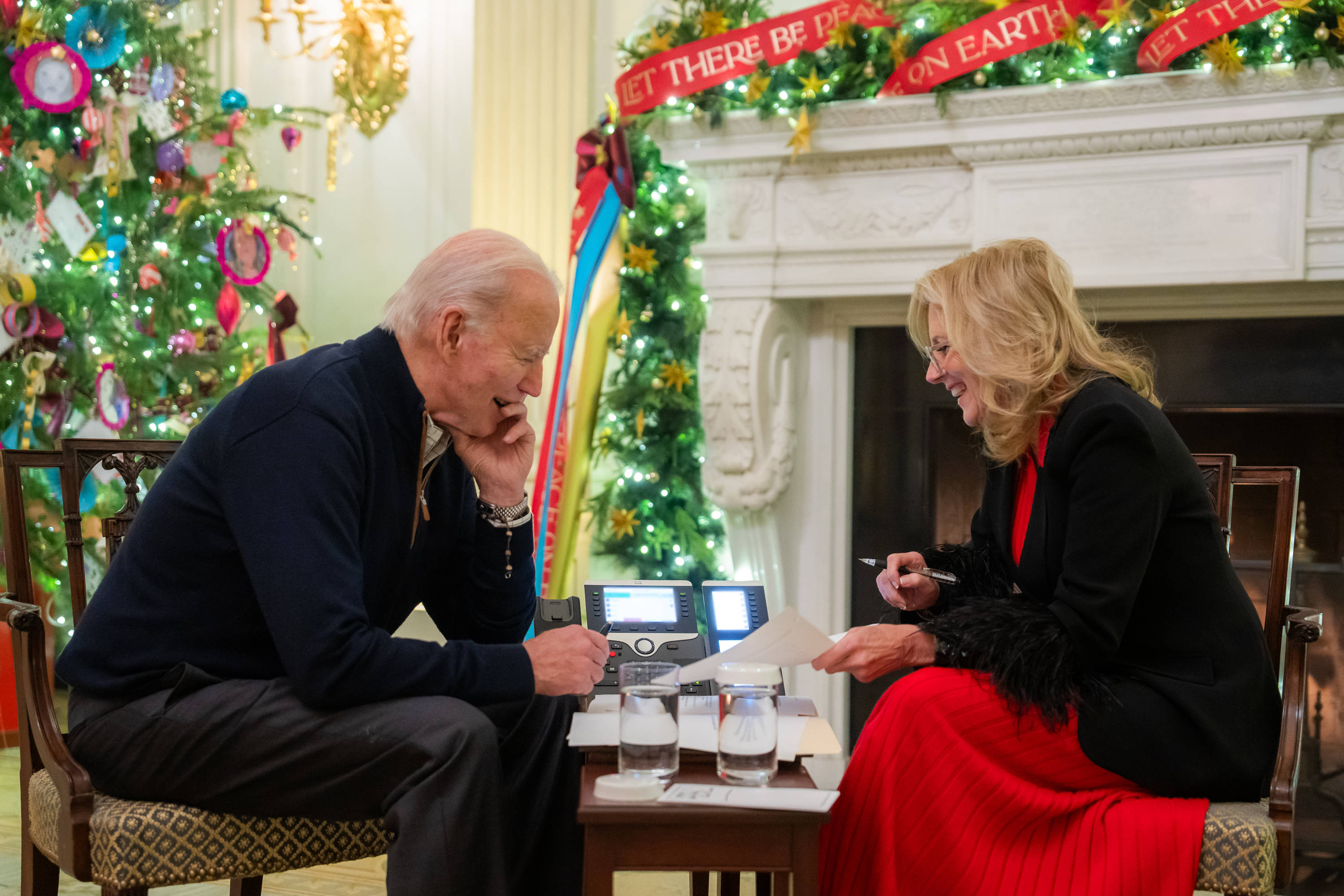 Jill Biden a primit un diamant de 20.000 de dolari, pe care nu l-a pus alături de alte daruri scumpe. Documente oficiale