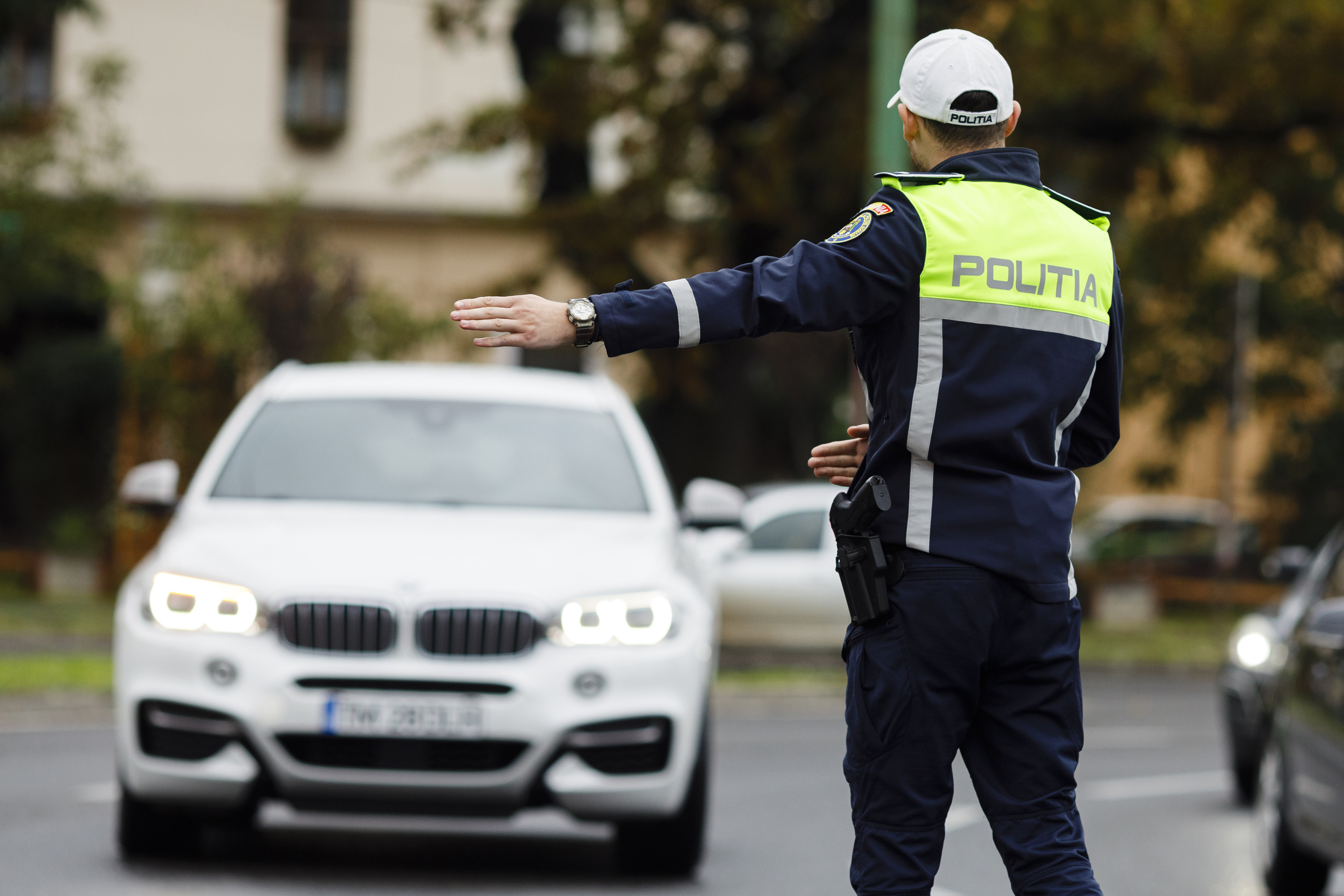 Teribilist prins de polițiști după o cursă nebună prin Botoșani. Individul a furat o mașină și a lovit alte 9 autoturisme