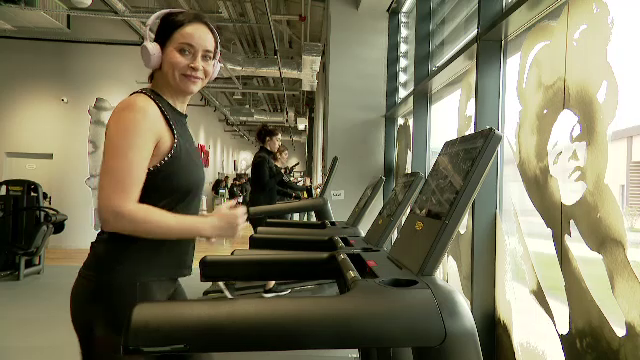 Cuprinși de remușcări după excesele de sărbători, românii iau cu asalt sălile de sport. Instructori: Le trece în maxim o lună