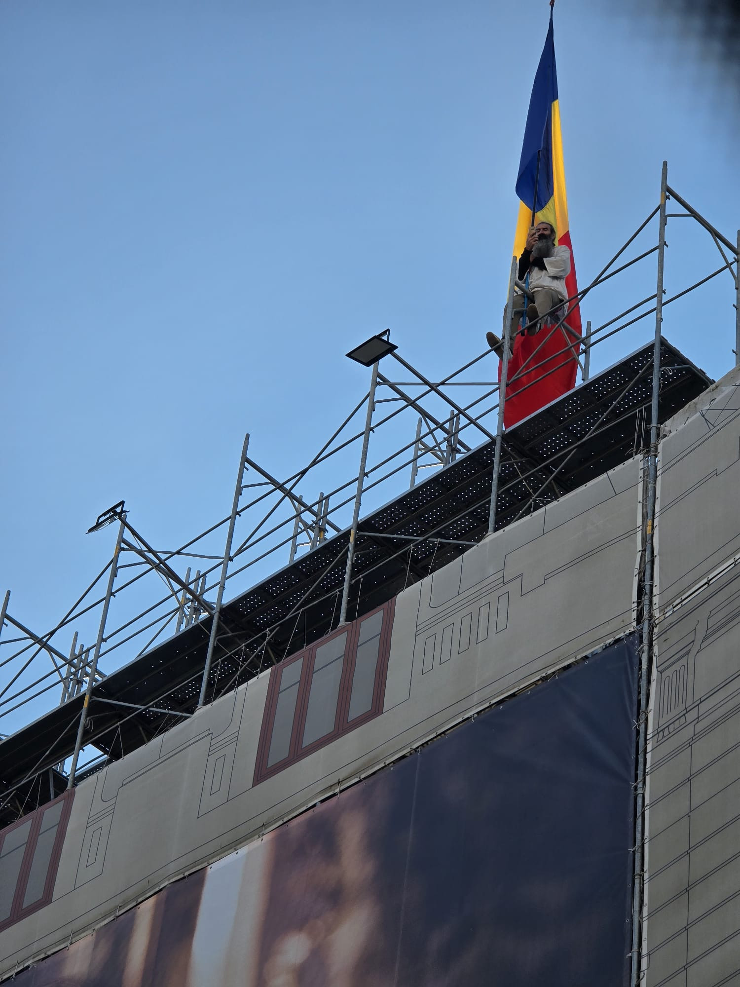 ”Stegarul Dac” s-a urcat pe clădirea Universităţii Bucureşti. Echipaje de poliție, pompieri și negociatori, la fața locului