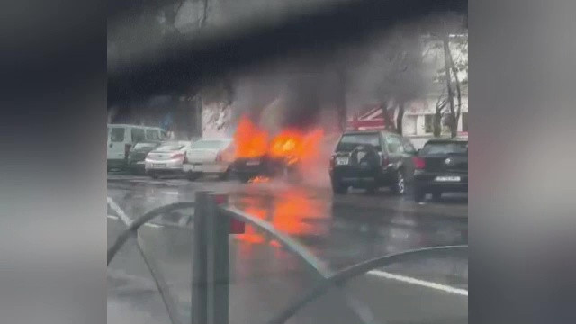 Proprietarii mașinilor incendiate în București spun că nu o cunosc pe femeia care le-a dat foc, drept răzbunare