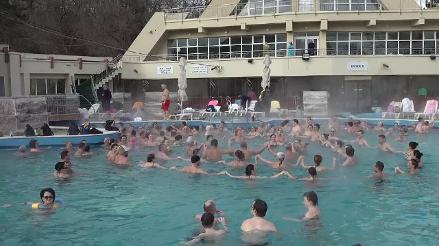 Atmosferă de sărbătoare la Băile Felix. Turiștii au încins hore în bazinele cu apă termală pentru a scăpa de câteva kilograme