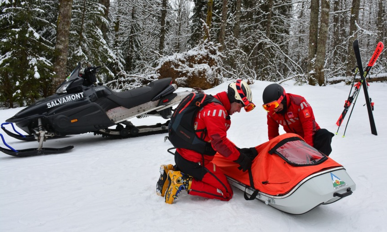 Un bărbat este căutat după ce a accidentat grav cu sania o fetiță de 8 ani pe pârtia din Borşa. A suferit hemoragie internă