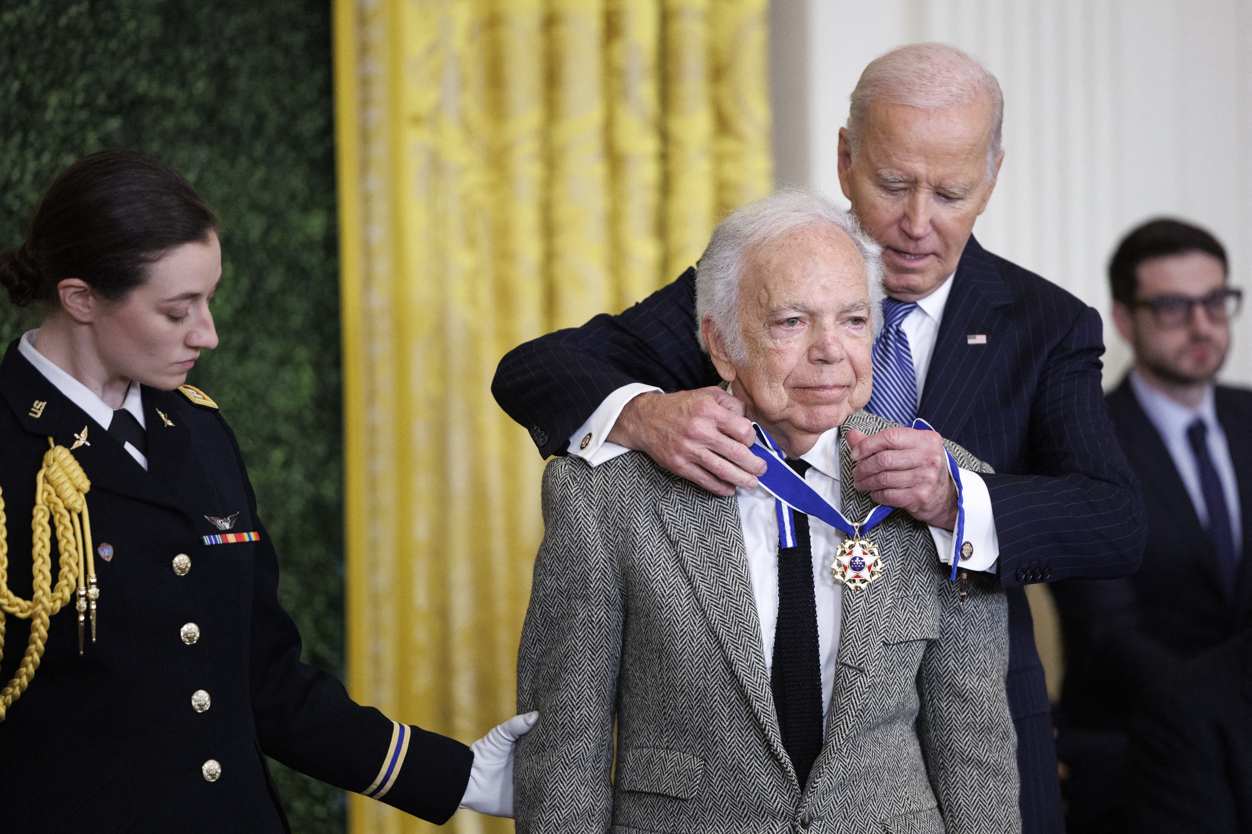 Joe Biden a decorat mai multe personalităţi cu Medalia Libertăţii, printre care George Soros, Hillary Clinton sau Bono