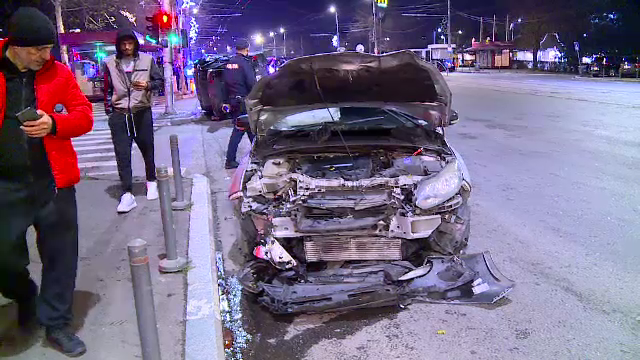 Accident grav pe Șoseaua Colentina. Trei persoane au ajuns cu răni la spital, după ce mașina în care se aflau s-a răsturnat