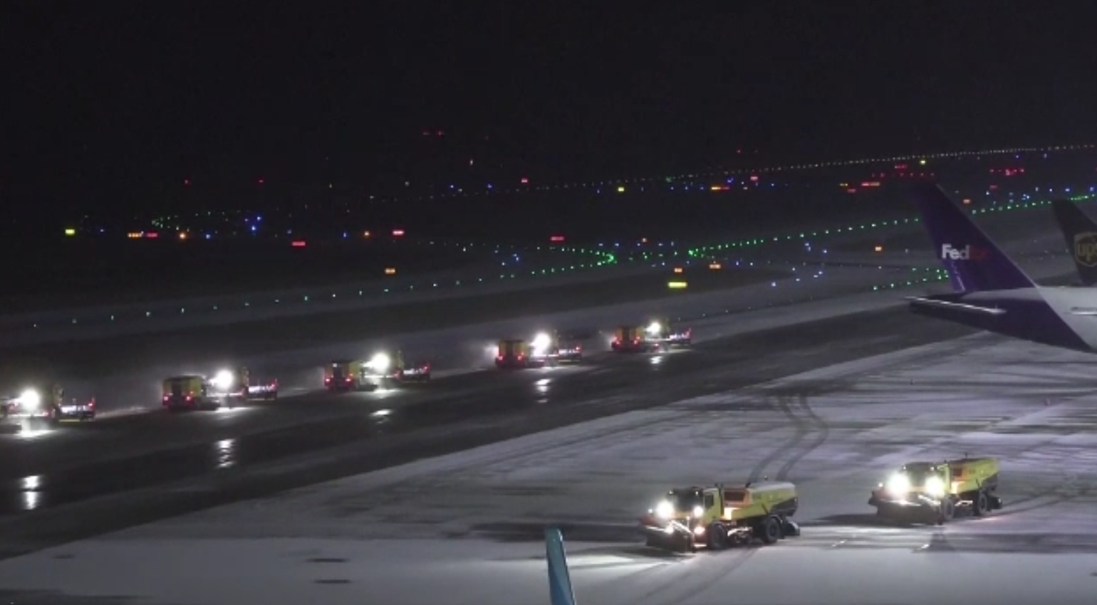 Iarna și-a arătat colții în Marea Britanie și Germania. Ninsorile au dat peste cap traficul pe mai multe aeroporturi