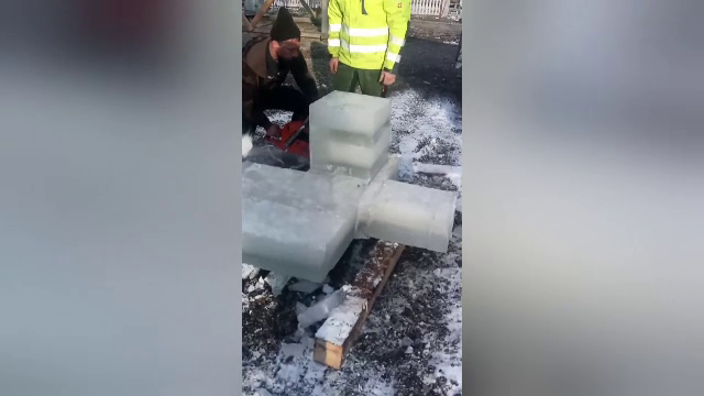 Tradiții vechi de Bobotează sunt readuse la viață în Suceava. Bucăți de gheață au fost sculptate sub forma unor cruci
