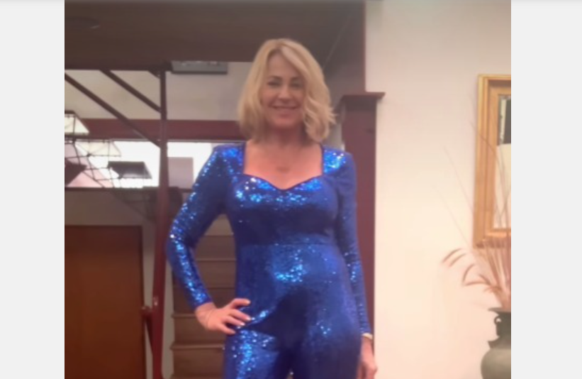 Nadia Comăneci, apariţie strălucitoare într-o salopetă albastră la Globurile de Aur. VIDEO
