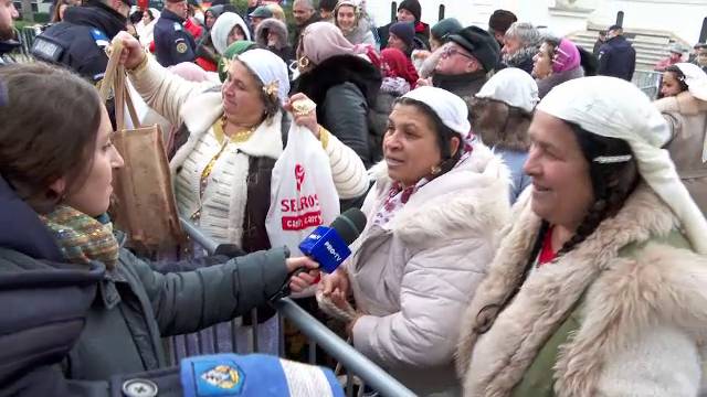 Aglomerație la slujbele de Bobotează din țară. Unii enoriași au luat agheasmă cu bidoanele: „Stropim toată casa, curtea”