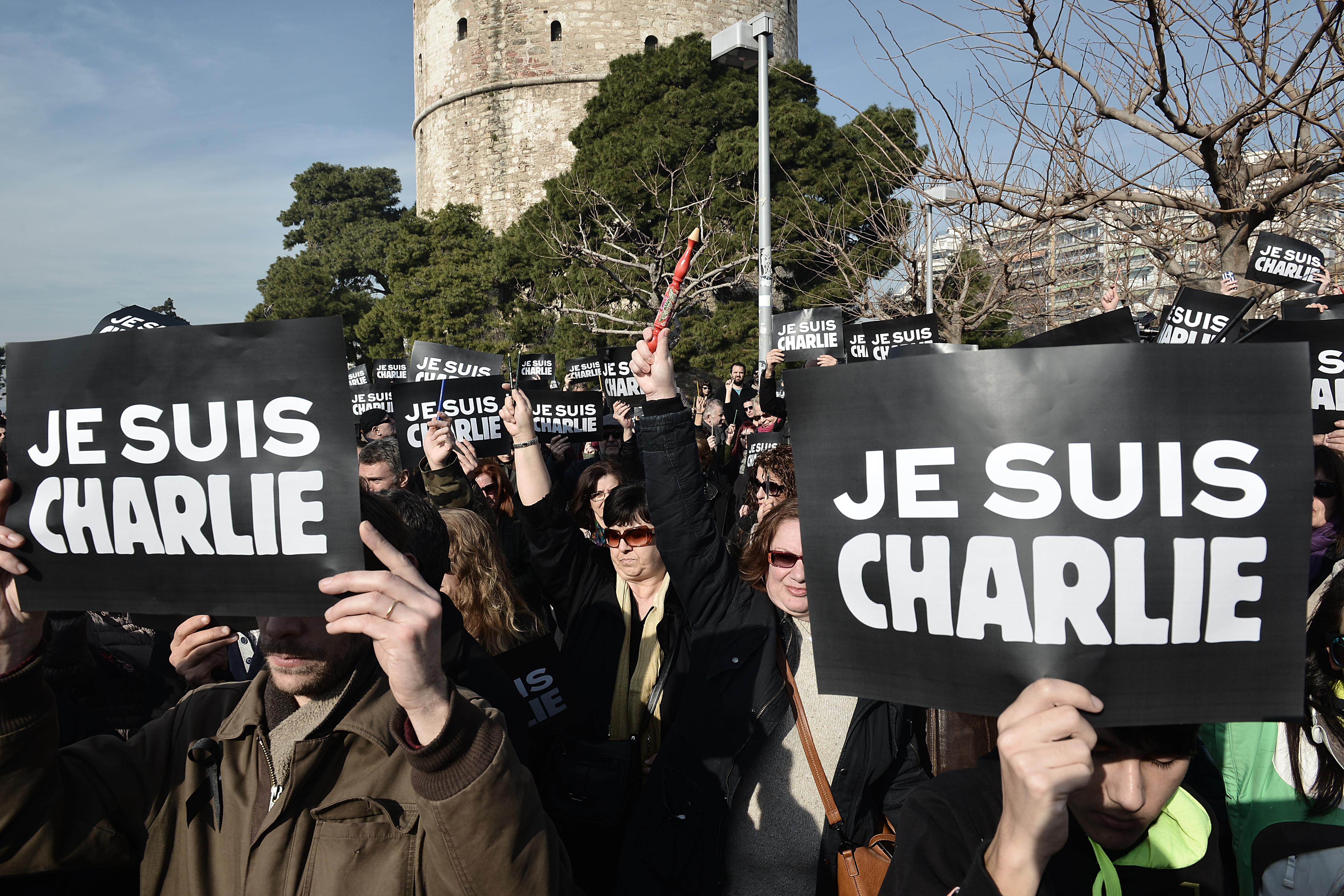 La 10 ani de la atacul jihadist care i-a ucis 12 oameni, Charlie Hebdo publică un număr special în care râde de Dumnezeu