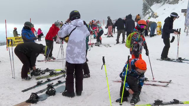Zeci de mii de turişti sunt la munte, pe Valea Prahovei şi în Braşov. Administratorii pârtiilor raportează „cifre istorice”