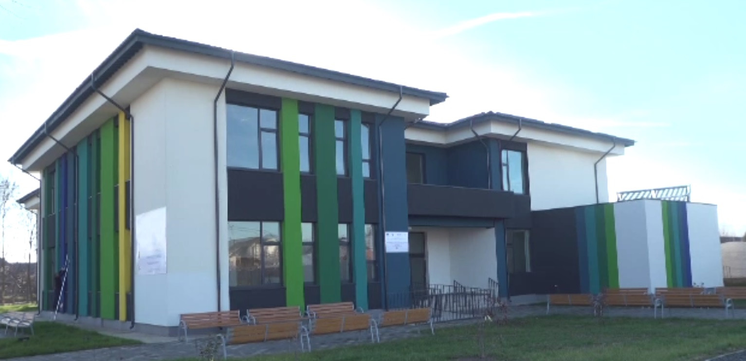 39 de calculatoare noi au fost furate dintr-o școală abia construită în Prahova. Cum au acționat hoții