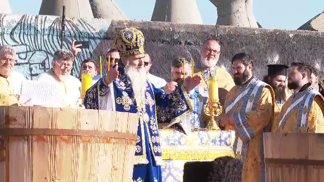 Mii de credincioși la slujbele de Bobotează. Organizatorii, surprinși de numărul de enoriași veniți după Agheazma Mare