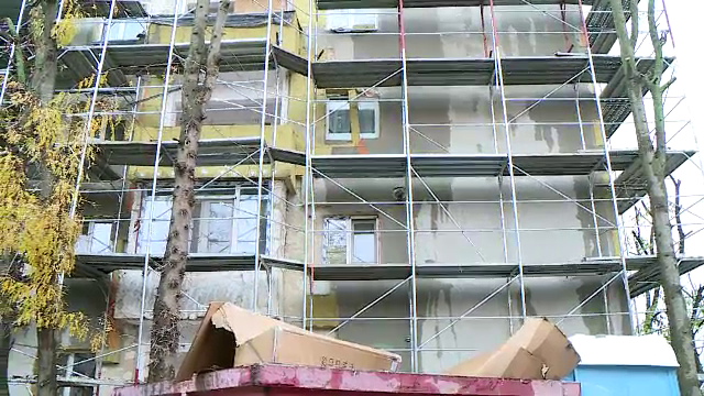 Apartamente distruse în plină iarnă, după reabilitarea blocurilor. Blocul a fost decopertat în sezonul rece