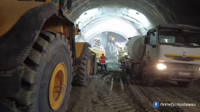 Cum arată primele tuneluri de autostradă din România. S-a săpat deja un kilometru în stâncă
