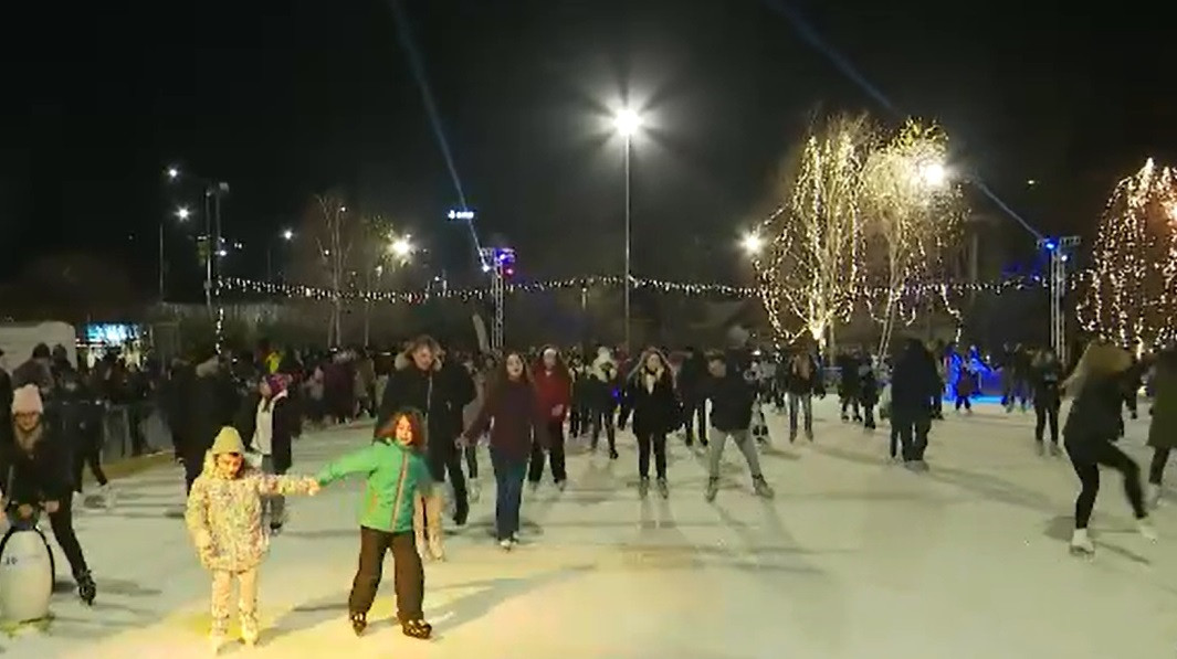 Patinoarele au devenit distracția vacanței de iarnă în București. Până când vor fi deschise