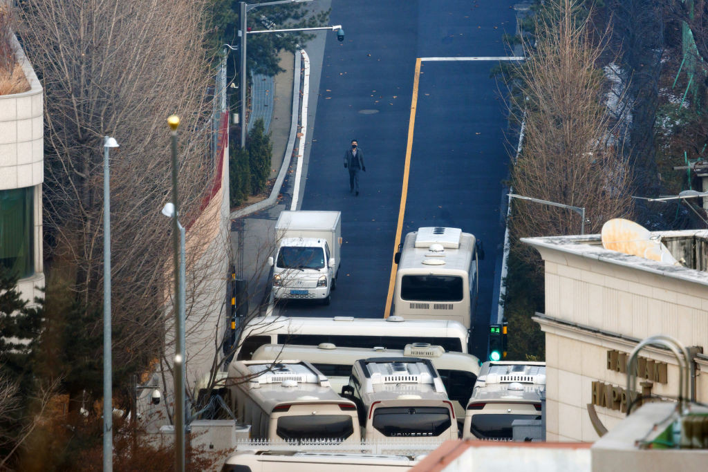 Președintele suspendat al Coreei de Sud își baricadează reședința cu autocare și sârmă ghimpată ca să nu fie arestat