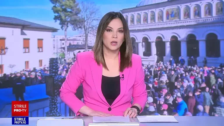 Aglomerație la slujbele de Bobotează din țară. Unii enoriași au luat agheasmă cu bidoanele: „Stropim toată casa, curtea”