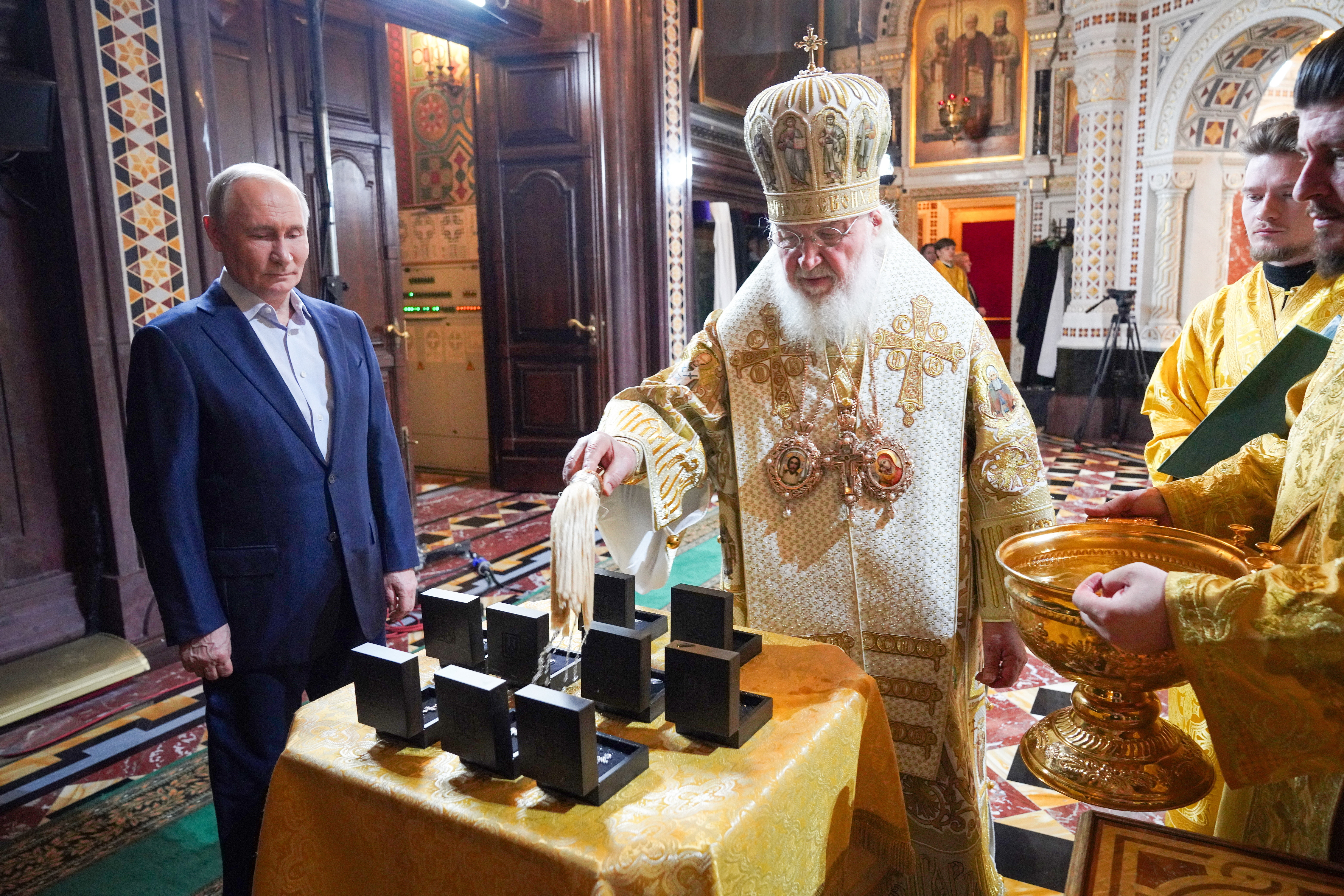 Vladimir Putin trimite cruci cu numele său rușilor aflați în războiul din Ucraina. Cum a apărut la slujba de Crăciun | FOTO