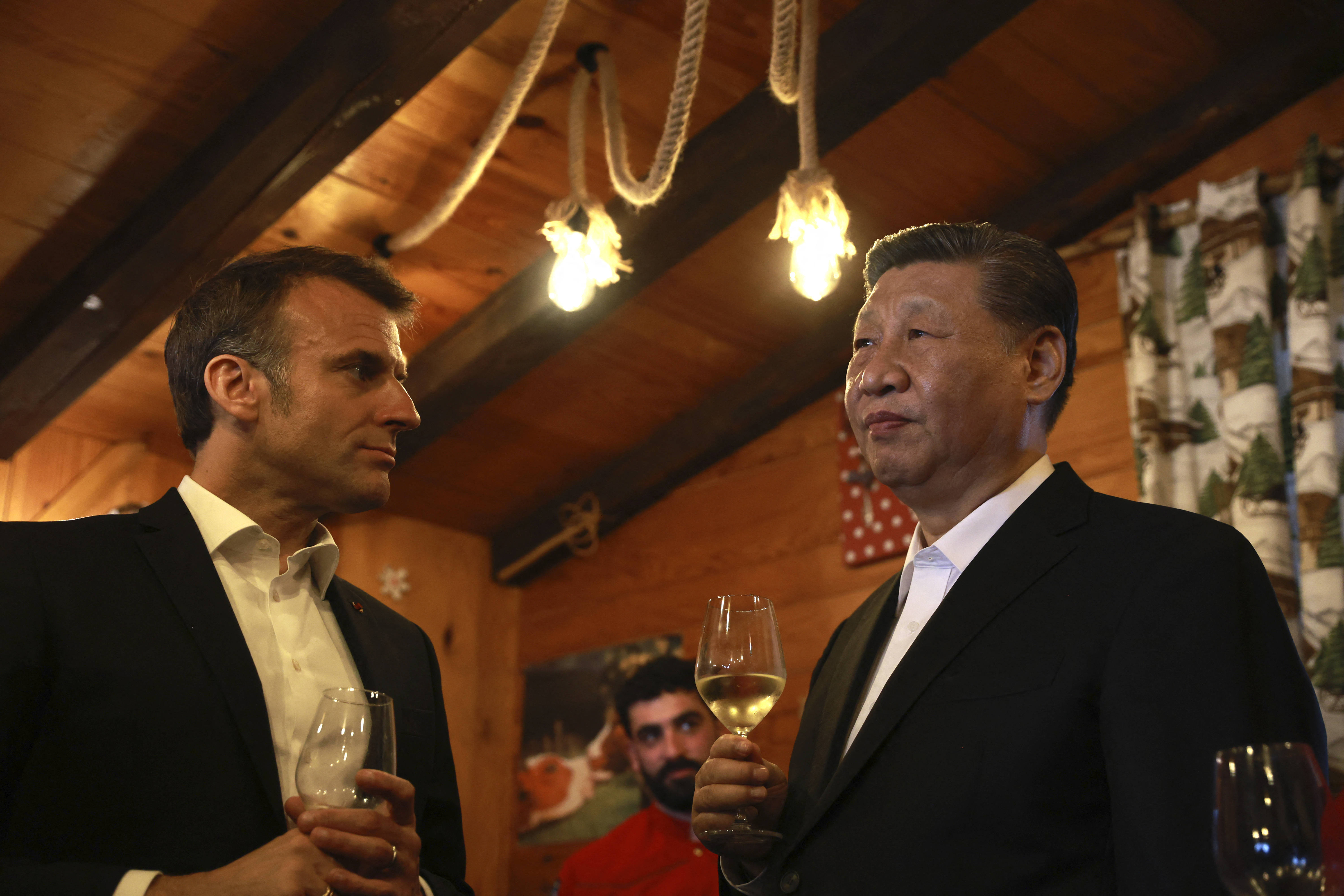 Macron merge în China pentru a-l convinge pe Xi Jinping să forțeze Rusia să oprească războiul din Ucraina