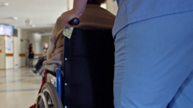 Românca badantă care a păcălit cu 2 milioane de euro bătrânul pe care îl îngrijea a fost condamnată. Cum s-a apărat la proces