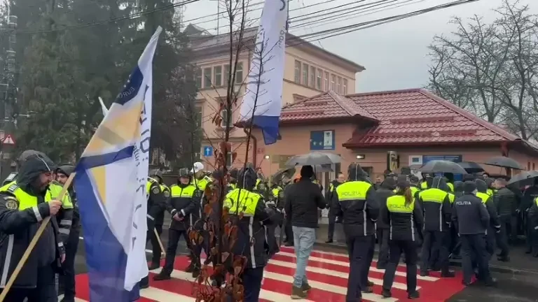 Sute de polițiști din mai multe județe protestează față de prevederile ”ordonanței trenuleț”: ”Opriţi bătaia de joc”