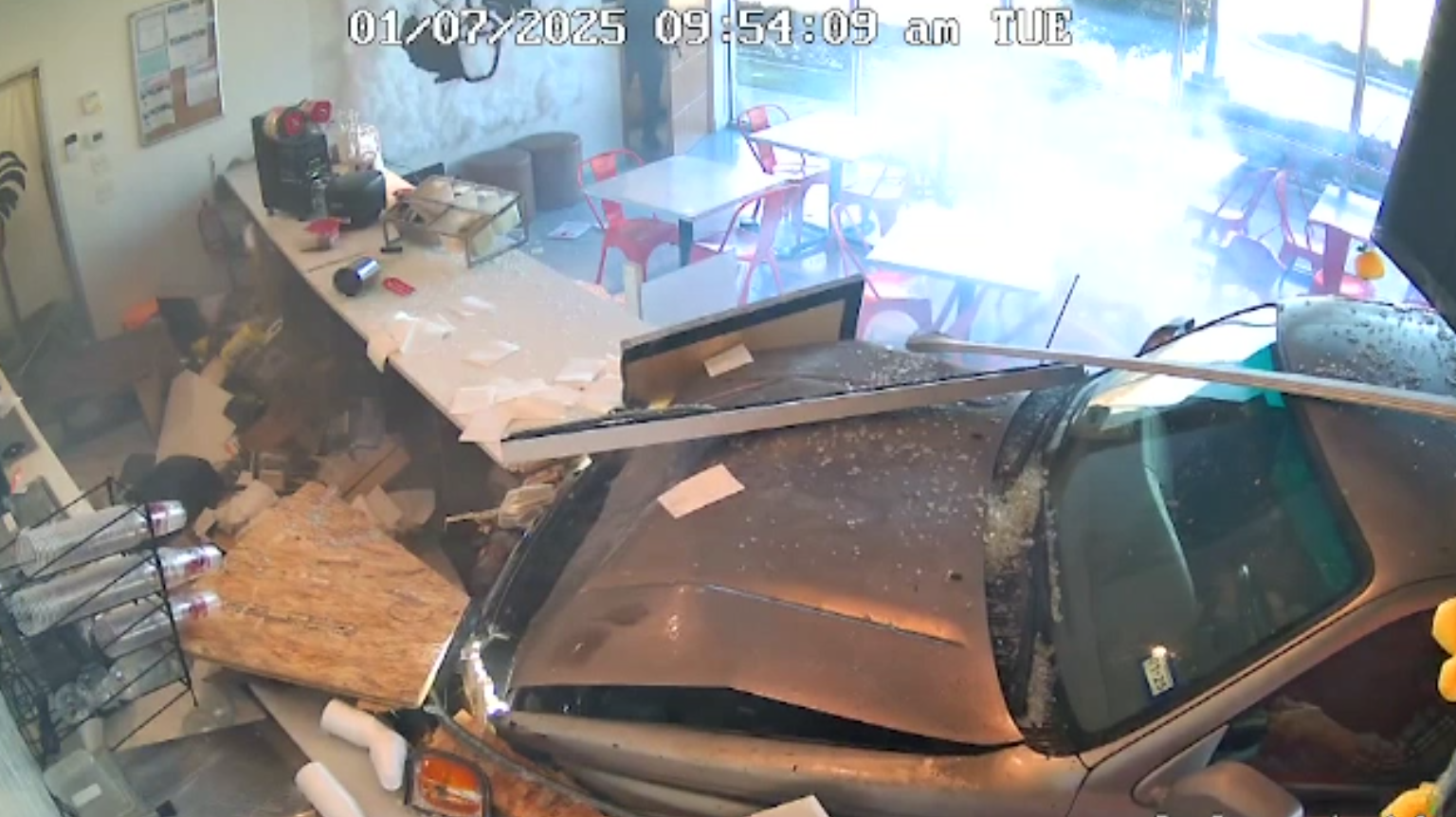 Un bărbat a intrat în plin cu mașina într-o cafenea. Momentul a fost surprins de o cameră de supraveghere. VIDEO