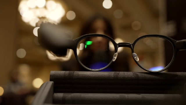 Inovații spectaculoase la CES 2025, în Las Vegas. Cum arată ochelarii de vedere prin care vezi ce spun interlocutorii