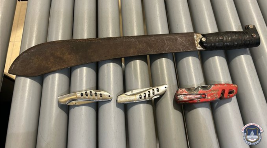 Un bărbat înarmat cu o macetă şi trei cuţite a fost arestat la Capitoliu, înaintea unei vizite a lui Donald Trump