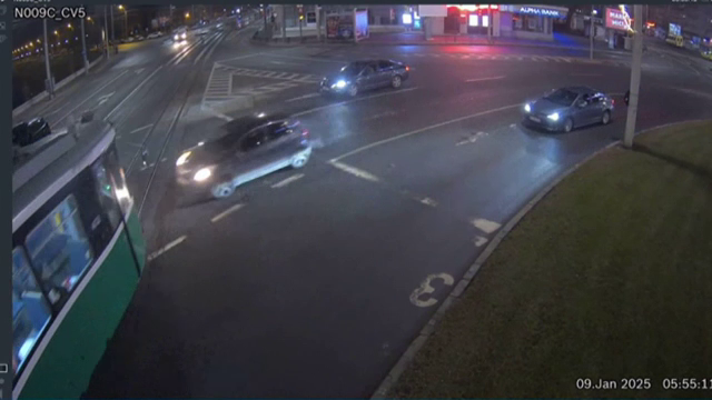 O mașină a intrat în plin într-un tramvai într-o intersecție din Iași după ce nu a oprit la roșu la semafor. VIDEO