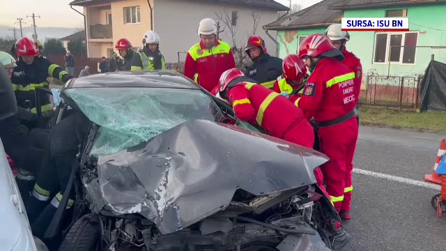 Tânără de 19 ani, rănită grav într-un accident pe o șosea acoperită de polei, în Bistrița-Năsăud. S-a izbit de un microbuz