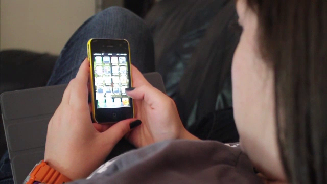 O femeie din Iași s-a îndrăgostit online de un soldat american, căruia i-a trimis 7.000 de dolari. Cine era de fapt bărbatul