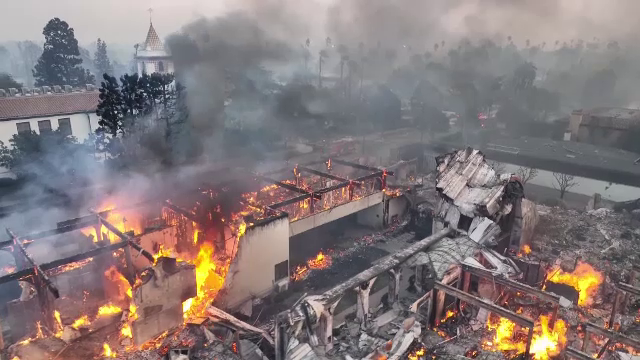 Consulatul românesc din Los Angeles, evacuat de teama incendiilor. „Nu există raportări despre cetăţeni români decedaţi”