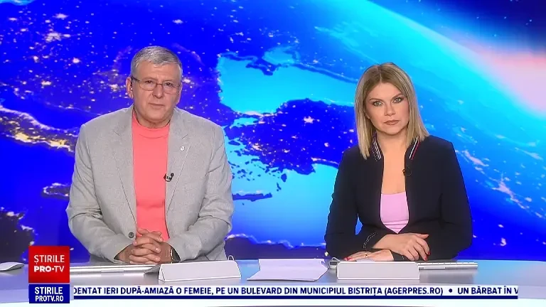 O groapă uriașă a apărut în mijlocul unei șosele. Drumul ar fi fost fost afectat de spargerea unei conducte