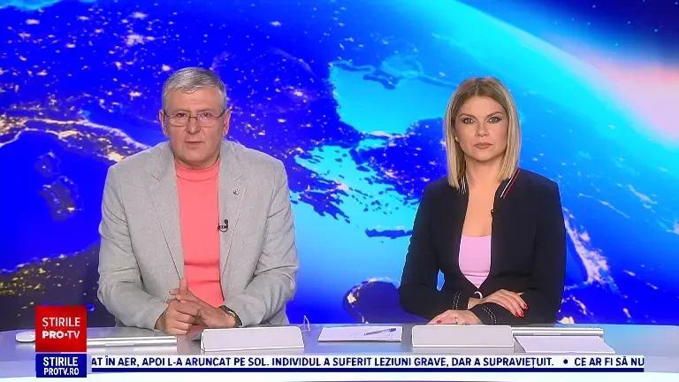 O mașină a intrat în plin într-un tramvai într-o intersecție din Iași după ce nu a oprit la roșu la semafor. VIDEO