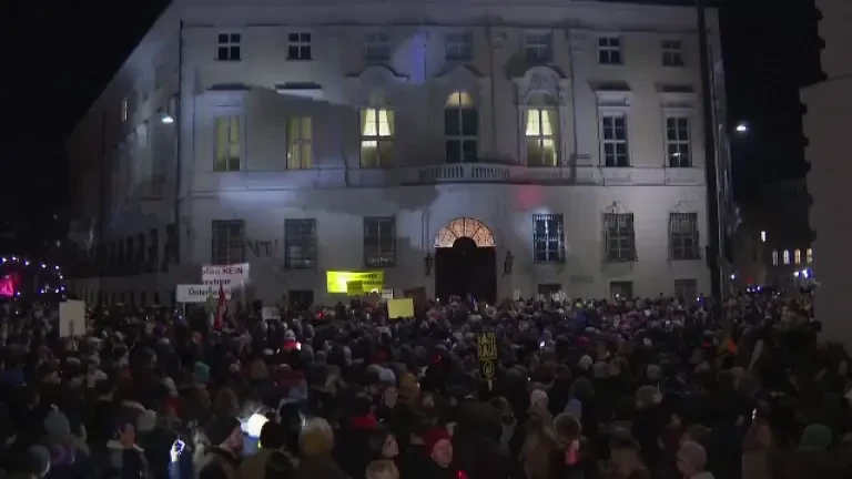 Protest uriaș în Austria. Zeci de mii de oameni au ieșit în stradă: „Nu vrem un cancelar de extremă dreapta”. VIDEO